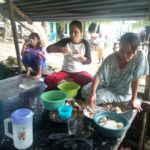 Keasyikan Menyantap Papi dan Ikan Pogo Ibu-Ibu dan Bapak-Bapak Suku Bajau Desa Mekar