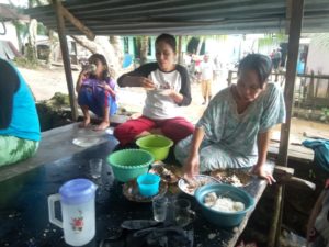 Keasyikan Menyantap Papi dan Ikan Pogo Ibu-Ibu dan Bapak-Bapak Suku Bajau Desa Mekar