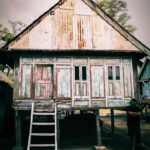 RUMAH PANGGUNG SUKU BAJO YANG HAMPIR PUNAH DI KEPULAUAN SAPEKEN